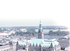 Blick über Hamburger Rathaus und Alster